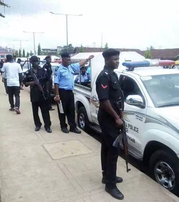 Horror as Man is Attacked by Axe-wielding Thugs in the Presence of Policemen in Edo (Photos)